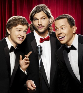Ashton Kutcher (centro, junto a Jon Cryer y Angus T. Jones) viene a llenar el espacio dejado por Sheen en la popular serie televisiva.